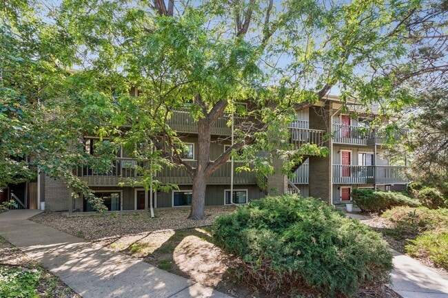 Building Photo - 695 Manhattan Dr