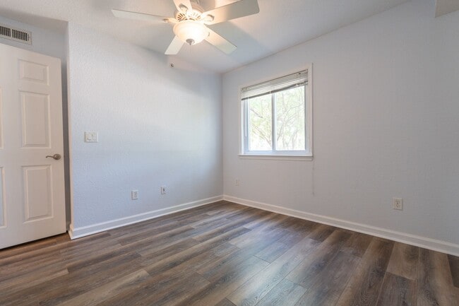 Building Photo - MOVE IN READY 2-bedroom in Virginia Beach!
