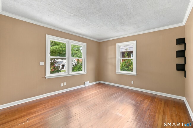 Building Photo - 32 Van Buskirk Ave