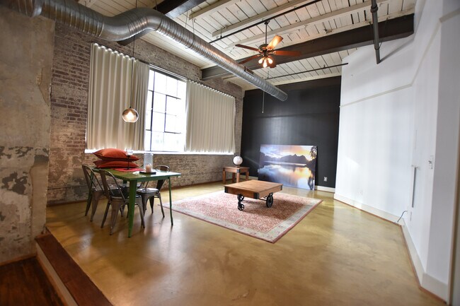 Building Photo - Stunning  2 Bedroom Loft @ Piedmont Leaf Lofts in Innovation Quarter!