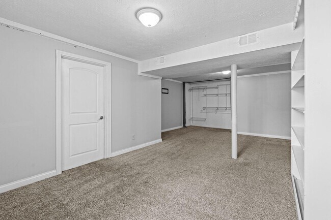 Building Photo - 562 Lone Oak Dr