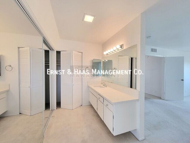 Building Photo - 5692 Vinevale Cir