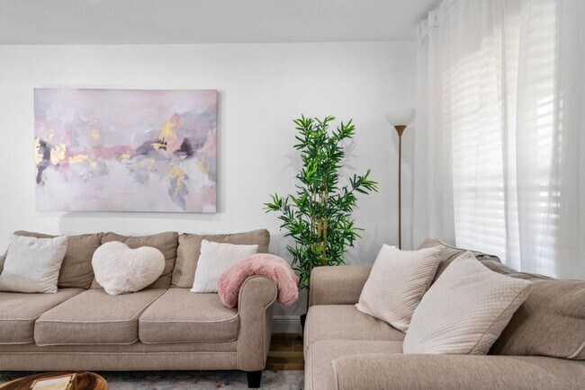 Building Photo - Modern 4BR South Tampa Home | Yard | Near the Bay