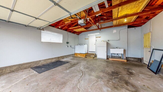 Building Photo - 3 Bedroom 2 Full Bath with Private Yard and 1 Car Garage !