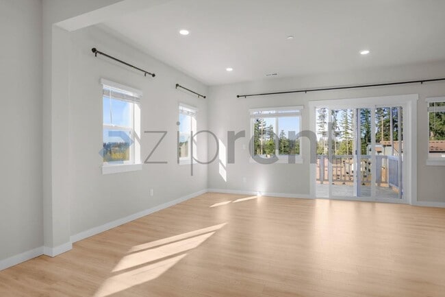 Building Photo - 1621 Seattle Hill Rd