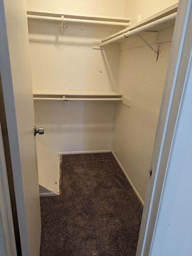 Building Photo - MOVE IN READY!!! TOWNHOME!! 2 BEDROOMS 2.5...