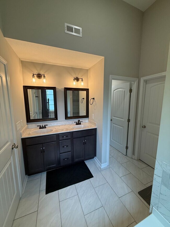 Building Photo - Pet Friendly Four Bedroom!