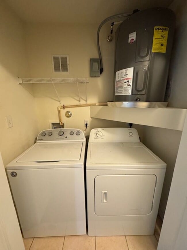 Building Photo - 3 Bedroom Townhouse in Bayshore Crossing