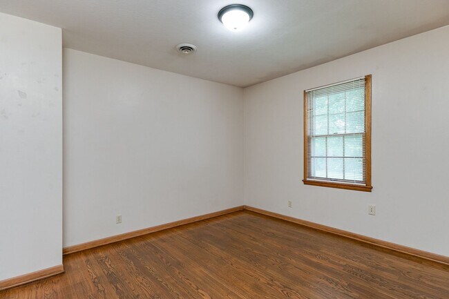 Building Photo - #6 Bedroom House with Awesome Yard Plus Ga...