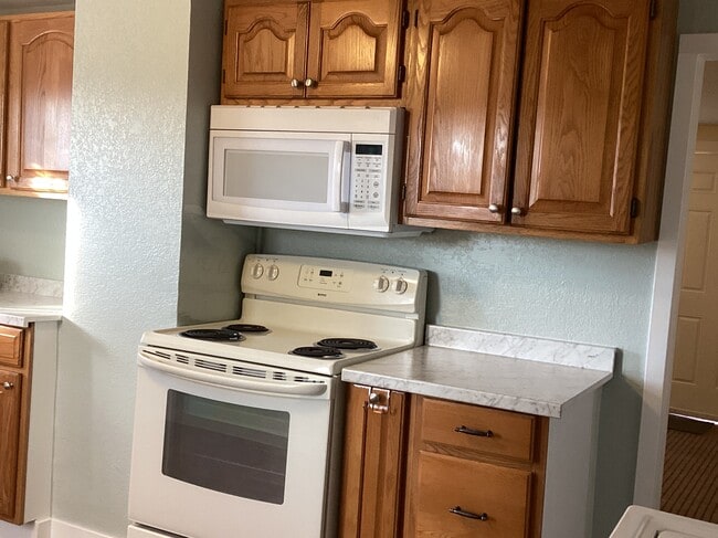 Building Photo - 1102 E 2nd St