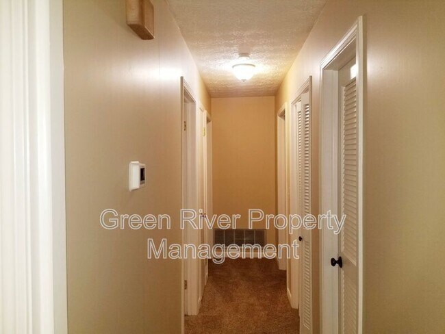 Building Photo - 2758 Oakdale Dr W
