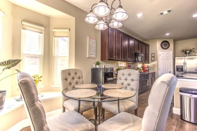 Building Photo - Beautifully Maintained 4 bed/3bath 2 Story...