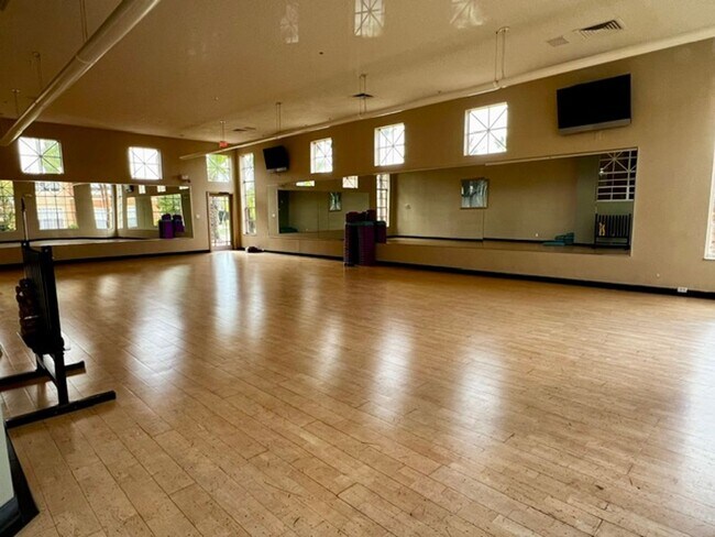 Building Photo - MOVE IN NOW! 2x2 WITH FRESH INTERIOR PAINT & LAMINATE WOOD FLOORING! PRIVATE BALCONY!!!