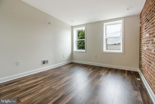 Building Photo - 333 S Conkling St