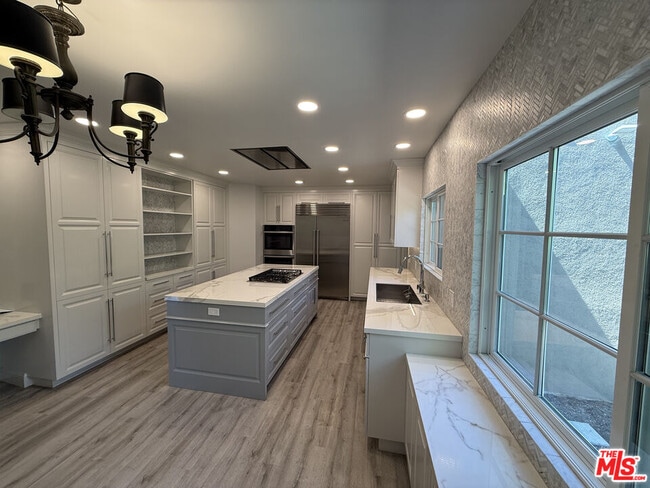 Building Photo - 519 N Rexford Dr