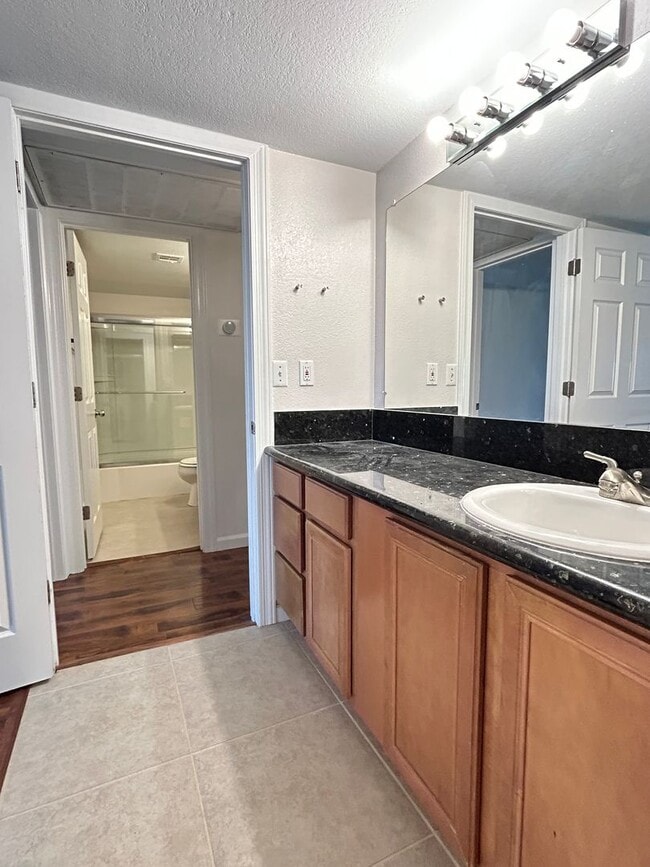 Building Photo - 2 Bed | 2 Bath Condo in Gated Phoenix Community