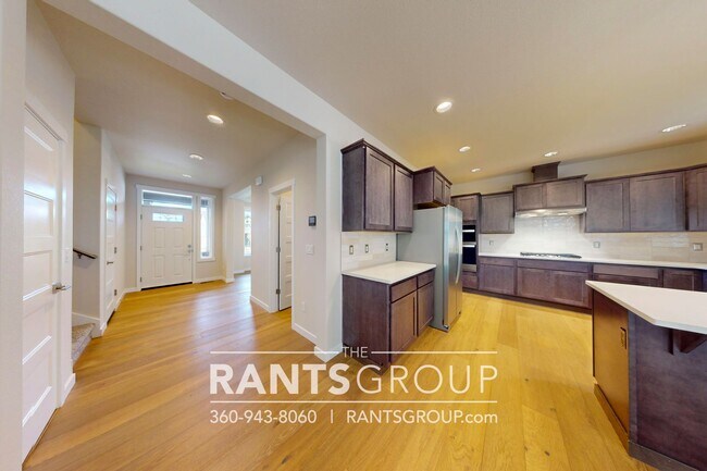 Building Photo - Beautiful Home! Easy JBLM Commute!