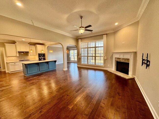 Building Photo - Look and Lease