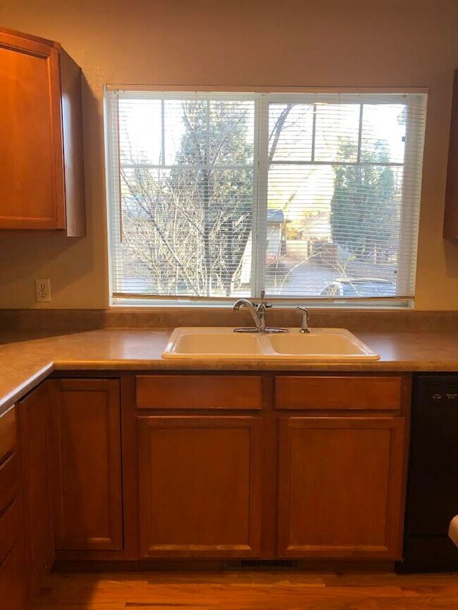 Building Photo - Charming 2br 1.5ba Two Level Condo in Dist...