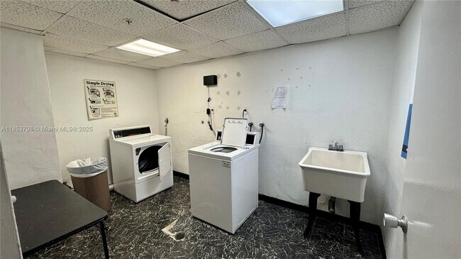 Building Photo - 905 Brickell Bay Dr