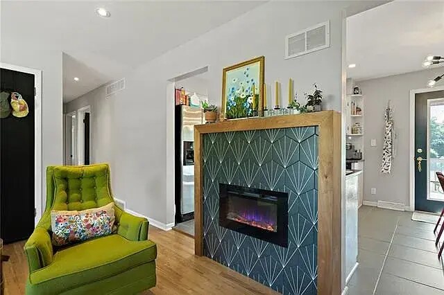 Building Photo - 319 E 100th Ter