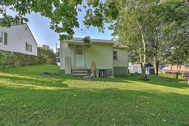 Building Photo - 608 Forest St