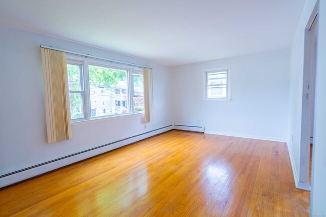 Building Photo - 326 Grovers Ave