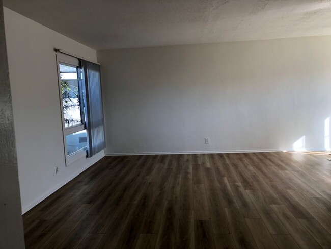 Building Photo - Remodeled 4 bed 2 bath house  - large back...