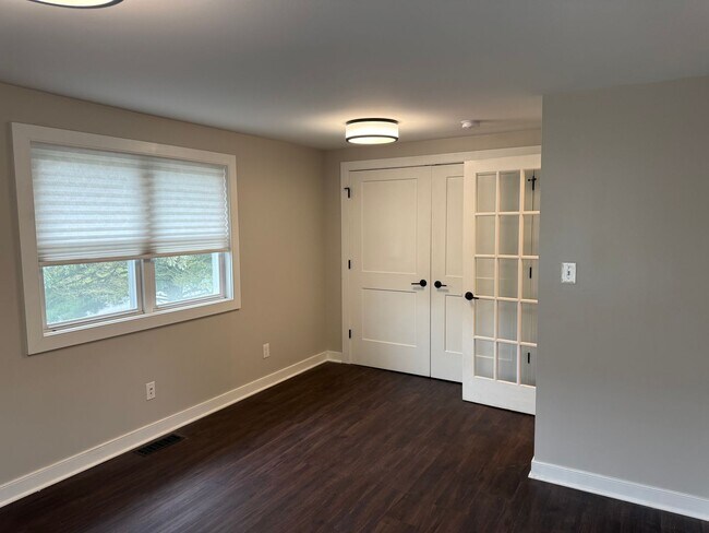Building Photo - Beautifully updated THREE BEDROOM - Southe...