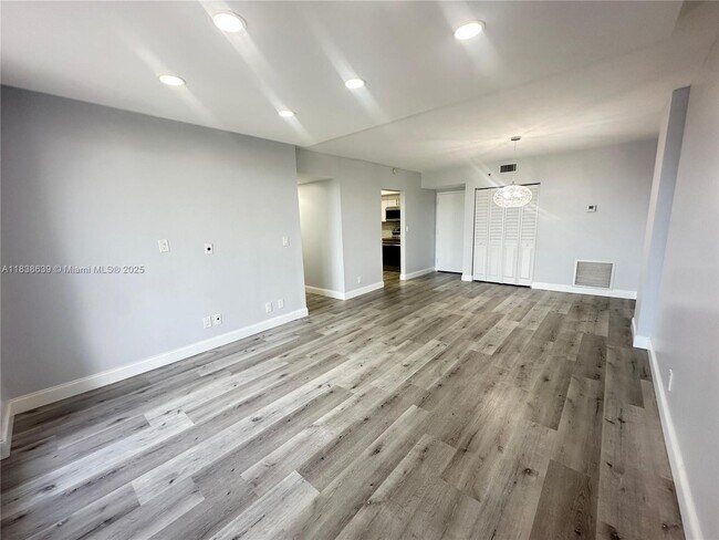 Building Photo - 901 Hillcrest Dr
