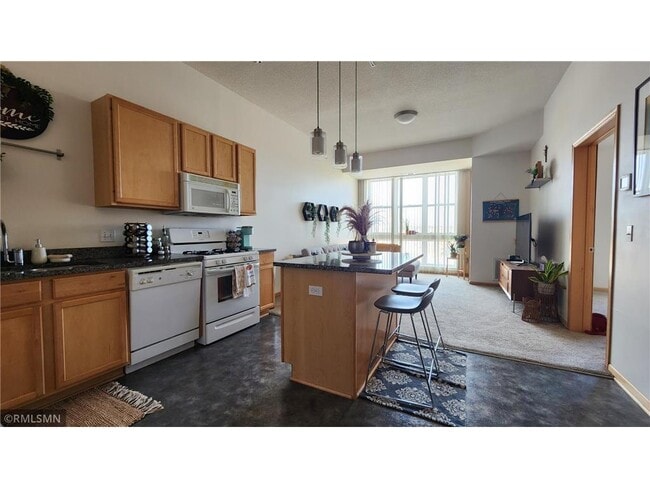 Building Photo - 2650 University Ave W