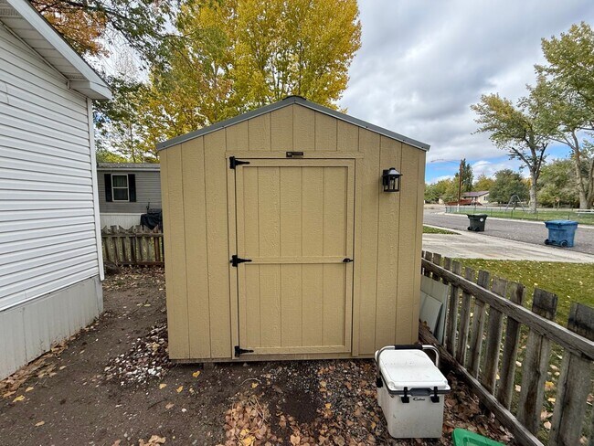 Building Photo - 3 Bedroom 1 Bath Fully Updated Home in Cli...