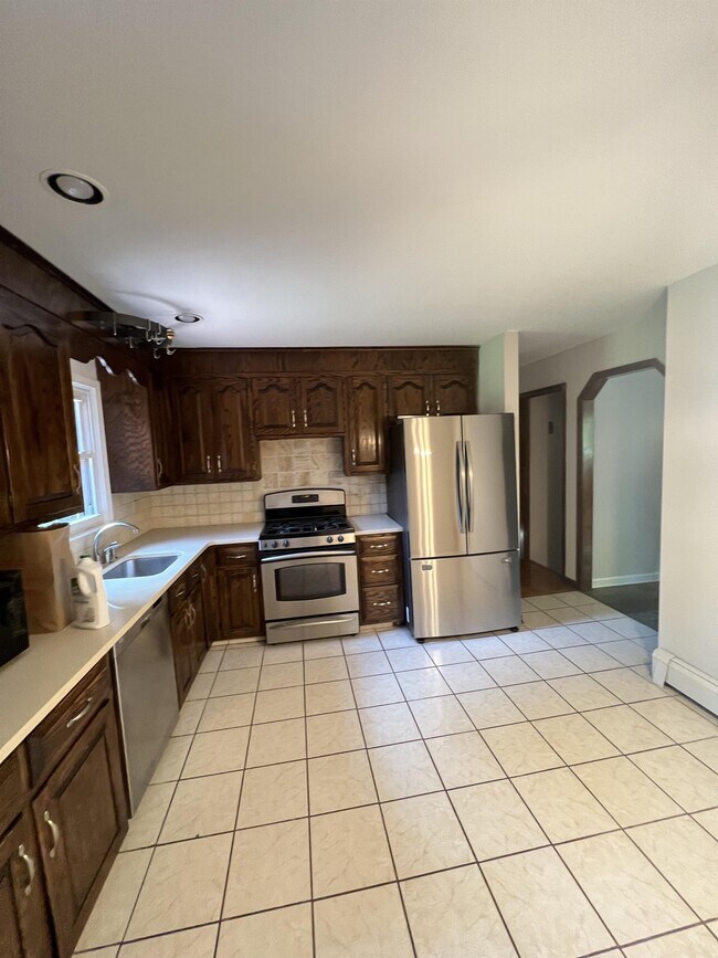 Building Photo - 1040 Daniels Farm Rd