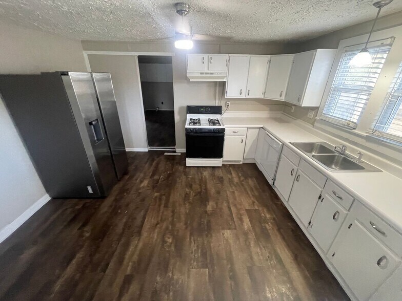 Building Photo - Coming Soon ! Large 2 BR single family hom...