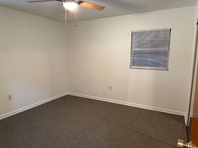Building Photo - "Charming 2-Bedroom Retreat with optional studio on Coral Avenue – Cozy Comfort Awaits in Kissimm...