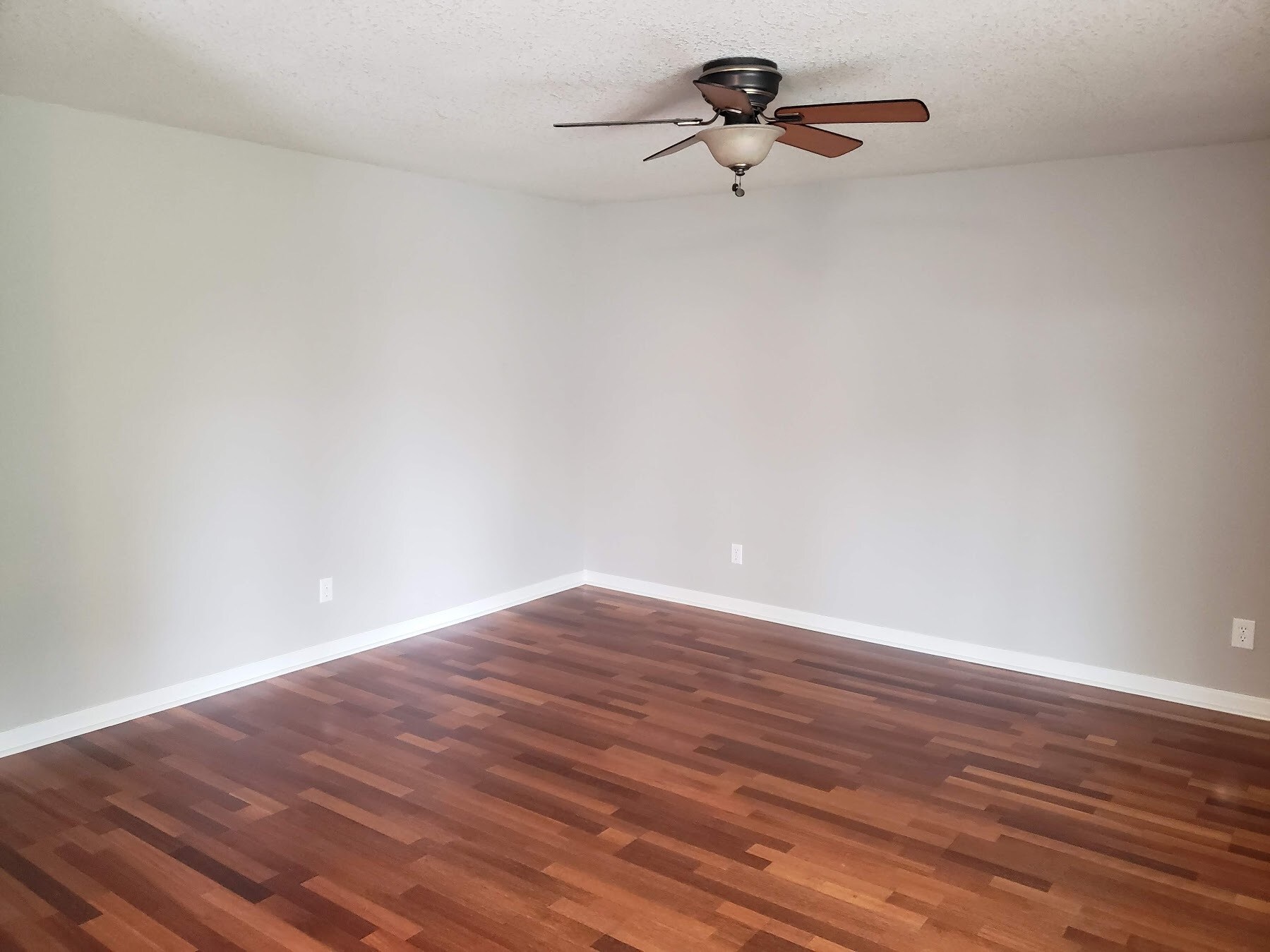 Living room off kitchen - 770 Hyacinth St