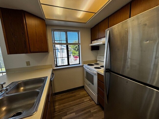 Building Photo - Spacious, two bedrooms, one bath in the Ro...