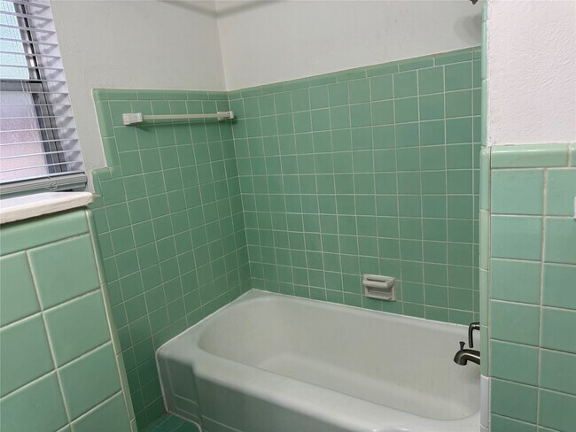 Building Photo - 4013 Newshire Dr