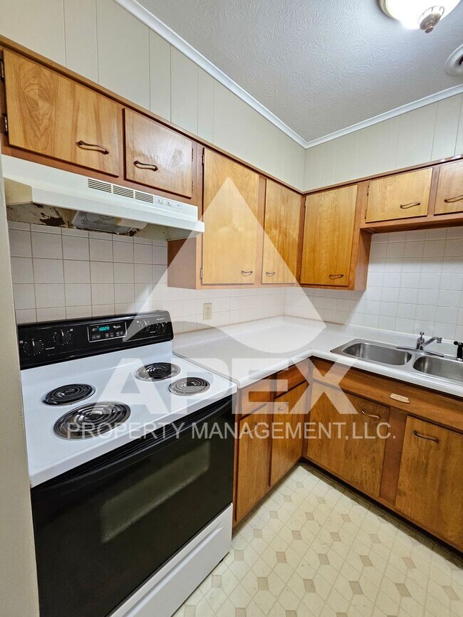 Building Photo - Spacious Top Floor 1 Bd - 1Ba Apartment in Fountain City!