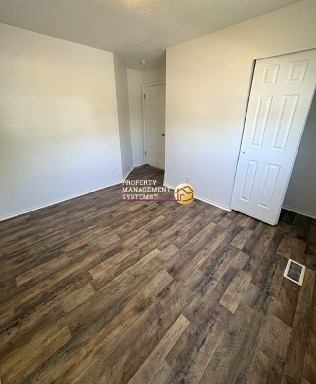 Building Photo - 3 Bedroom Home in Kearns