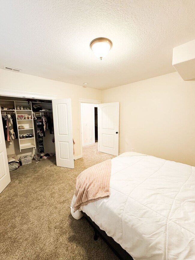 Building Photo - Beautiful Custom Home For Rent In Rexburg!