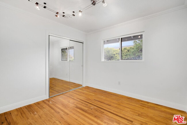 Building Photo - 816 Boxthorn Ave