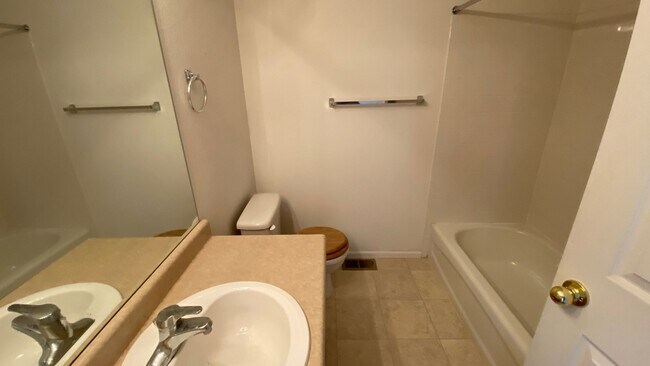 Building Photo - HUGE 2 Bedroom 3 Bathroom Condo in Southeast Denver