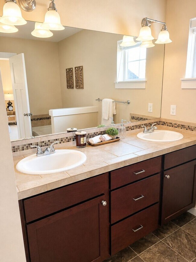 Building Photo - 3bd/2.5ba Lynnwood Townhome