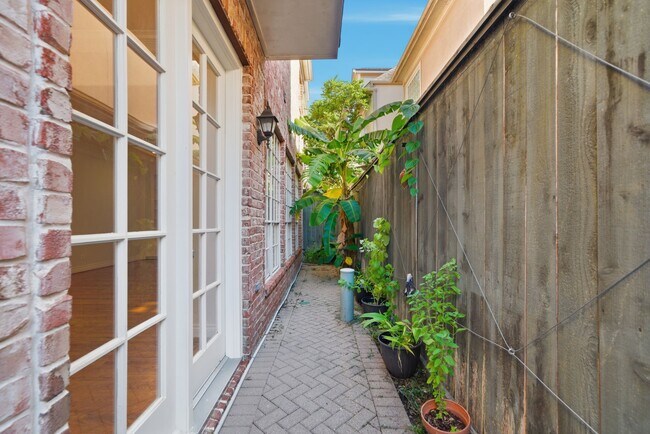 Building Photo - 3243 N Pemberton Cir Dr