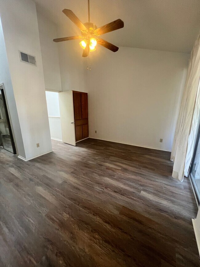 Building Photo - Edgecliff Downstairs 2/1.5 Unit