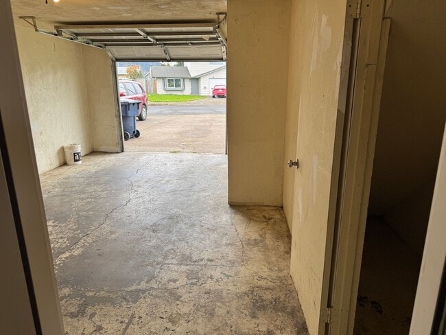 Building Photo - 2 bed 1 1/2 bath duplex in Springfield!