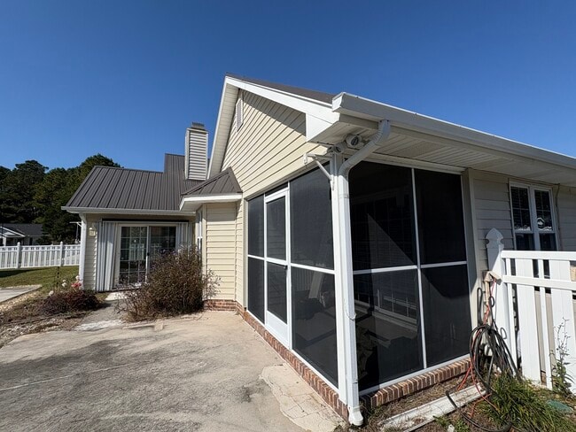 Building Photo - 886 Castlewood Dr