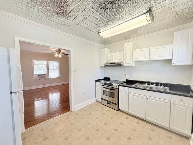 Building Photo - 2-Bedroom Duplex