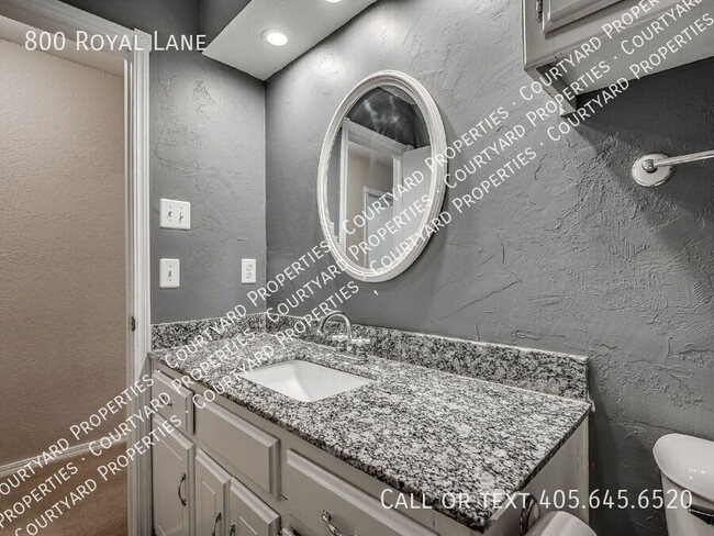 Building Photo - 800 Royal Ln